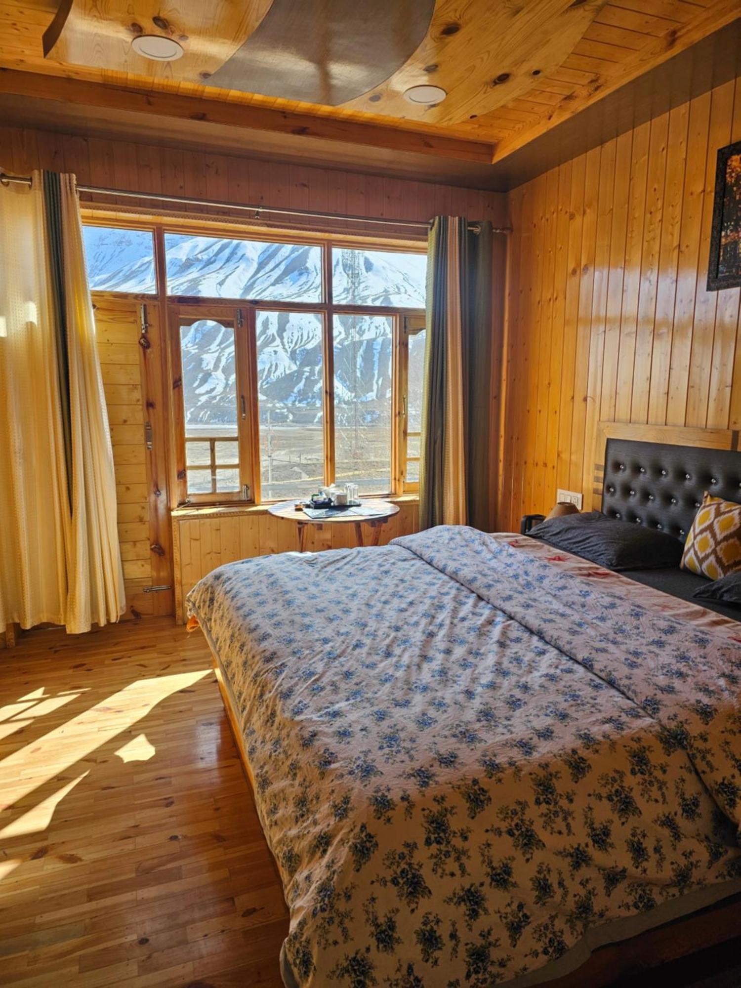 The Alpinist Cafe And Retreat Hotel Kaza Szoba fotó